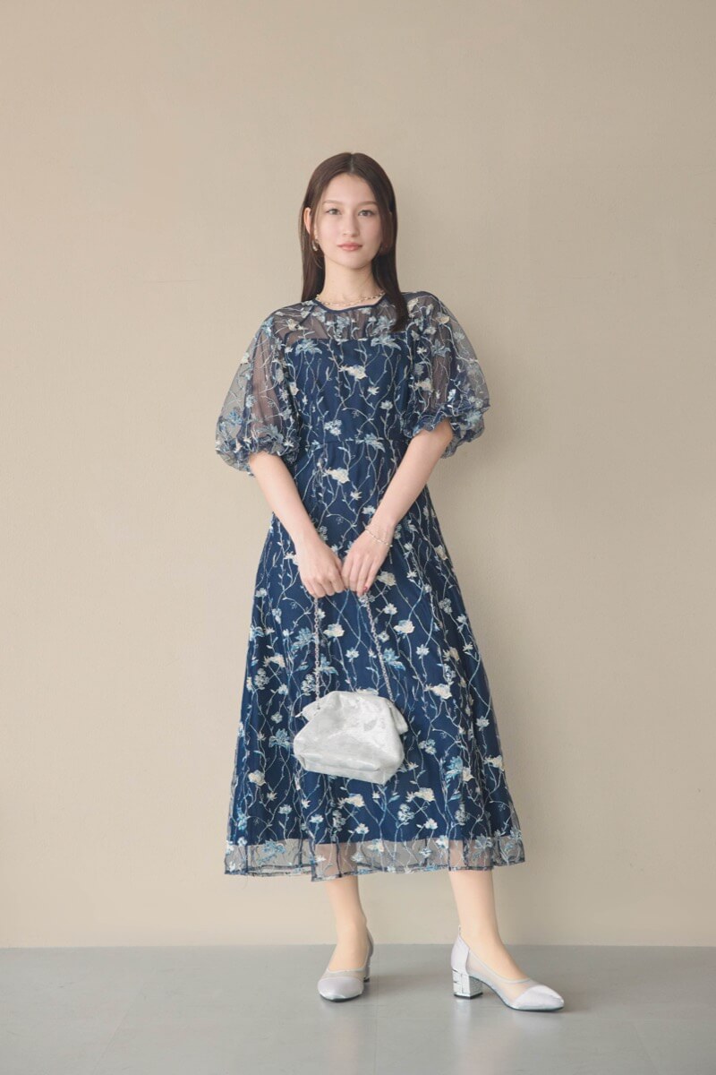 ネイビーのフローラル刺繍シアードレスの商品画像2