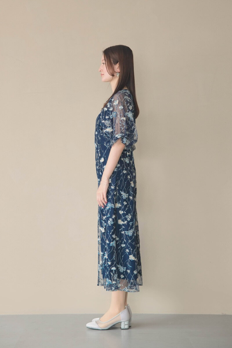 ネイビーのフローラル刺繍シアードレスの商品画像3
