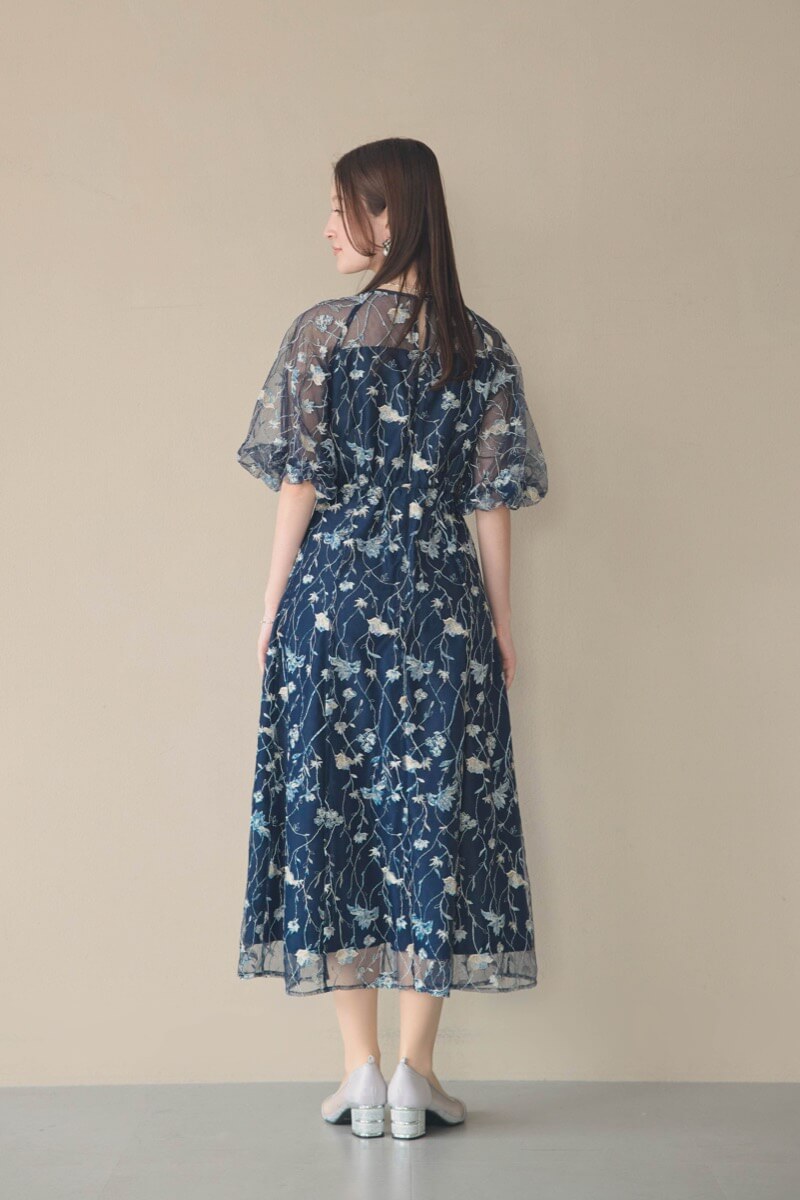 ネイビーのフローラル刺繍シアードレスの商品画像4