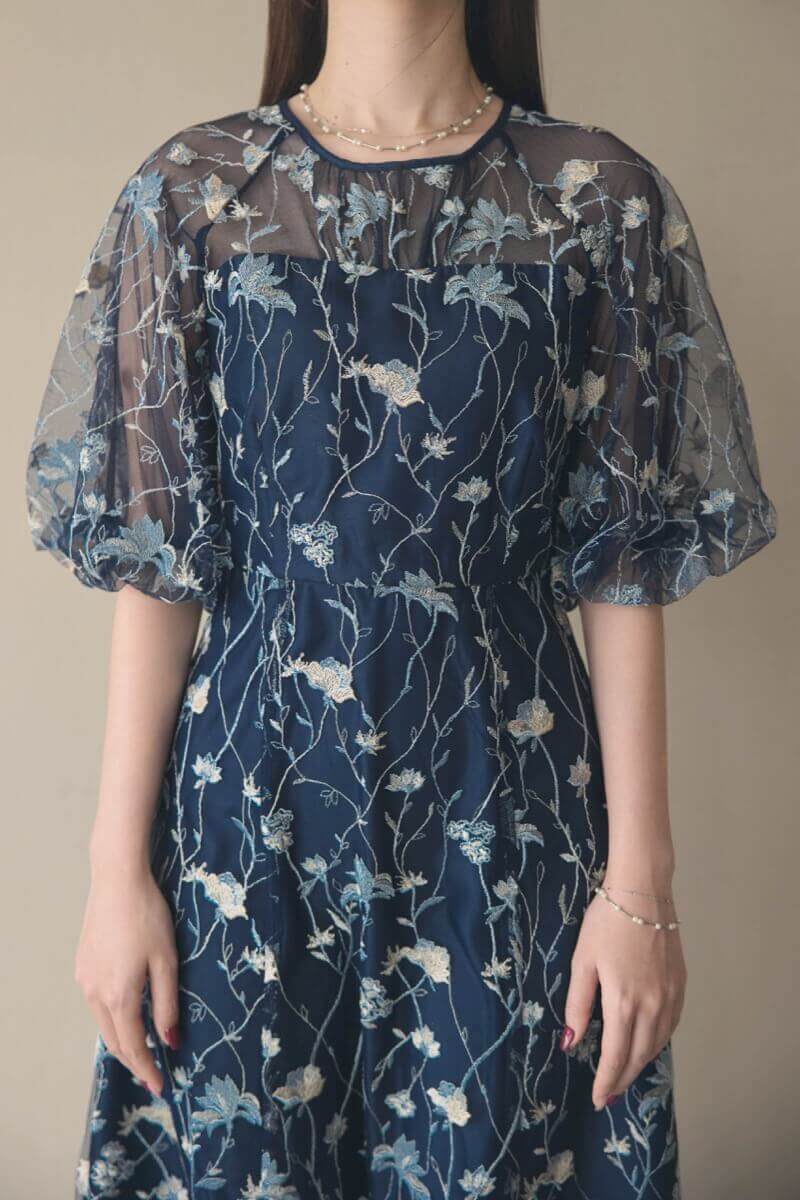 ネイビーのフローラル刺繍シアードレスの商品画像5