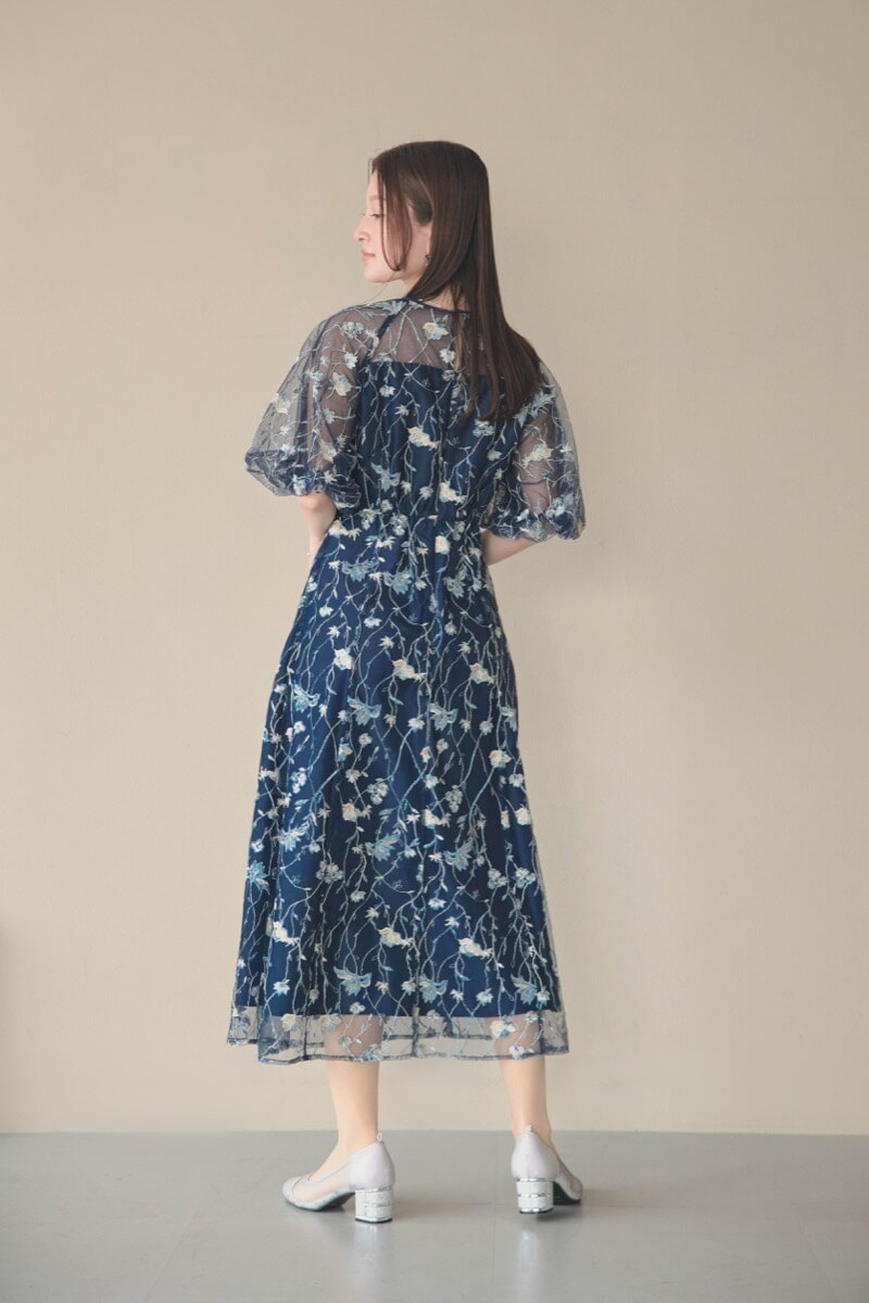 ネイビーのフローラル刺繍シアードレスの商品画像6