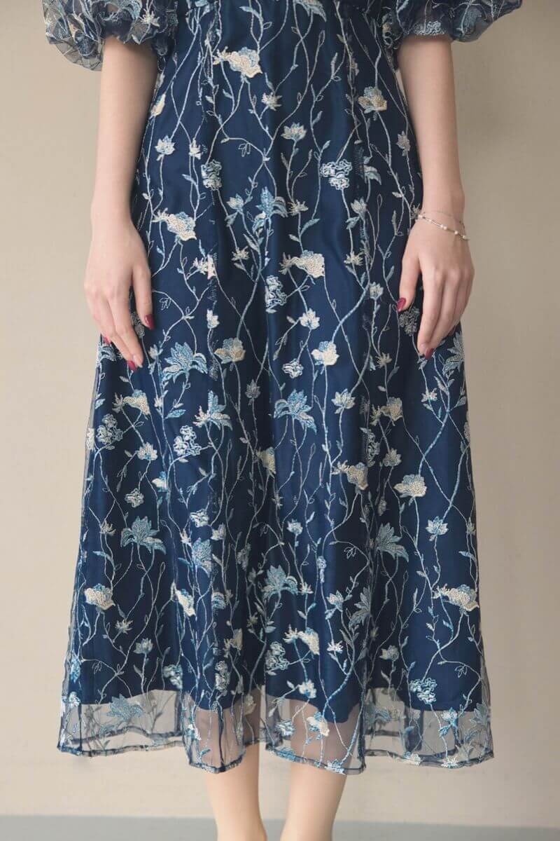 ネイビーのフローラル刺繍シアードレスの商品画像7