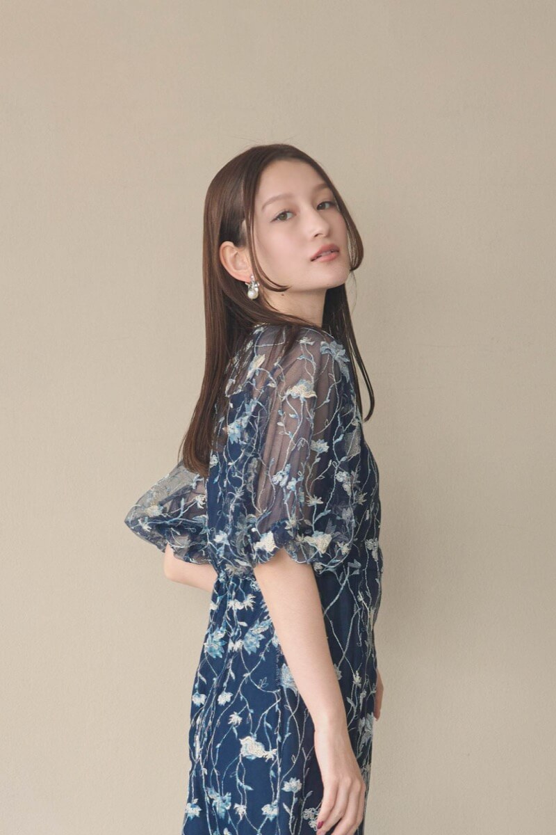 ネイビーのフローラル刺繍シアードレスの商品画像9