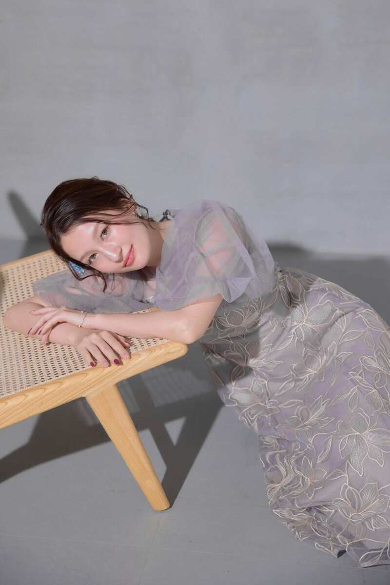 グレーのリリーパターンレースドレスの商品画像1