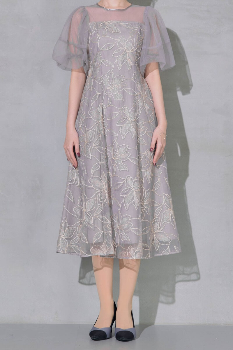 グレーのリリーパターンレースドレスの商品画像10