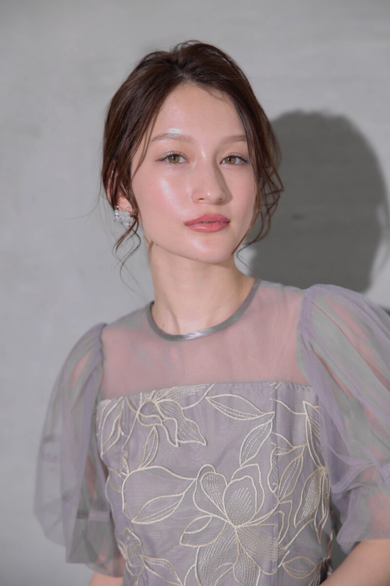 グレーのリリーパターンレースドレスの商品画像11