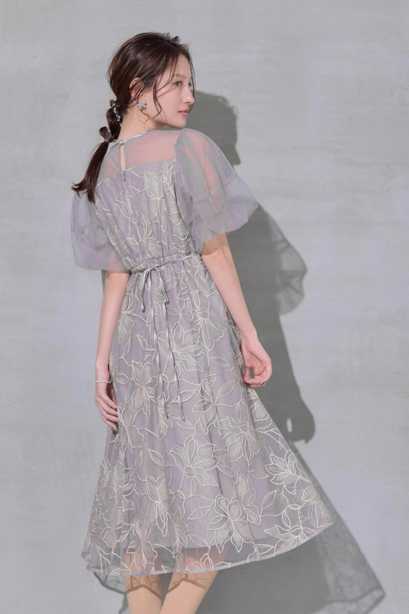 グレーのリリーパターンレースドレスの商品画像12