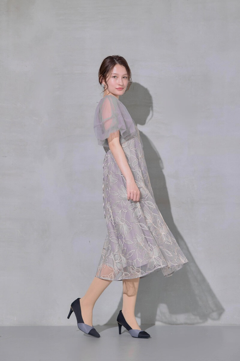 グレーのリリーパターンレースドレスの商品画像13