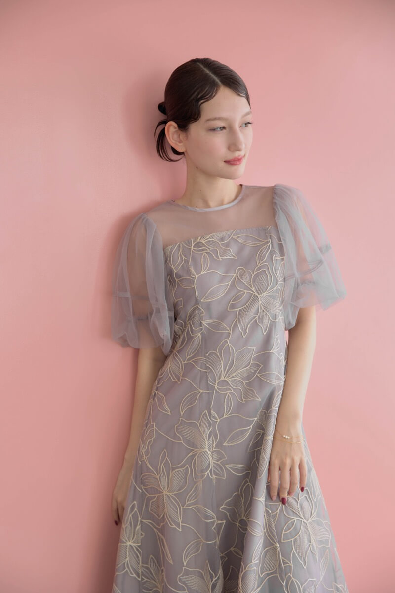 グレーのリリーパターンレースドレスの商品画像15