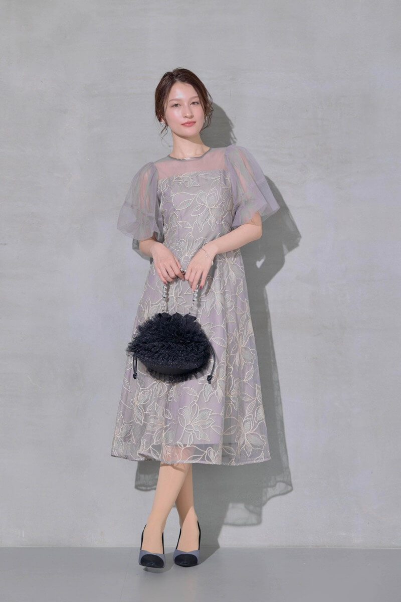 グレーのリリーパターンレースドレスの商品画像2