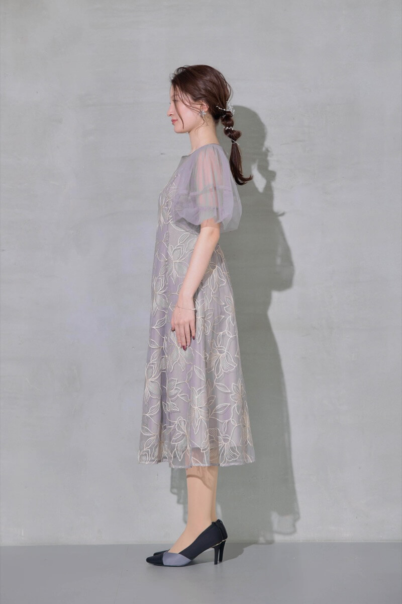 グレーのリリーパターンレースドレスの商品画像3