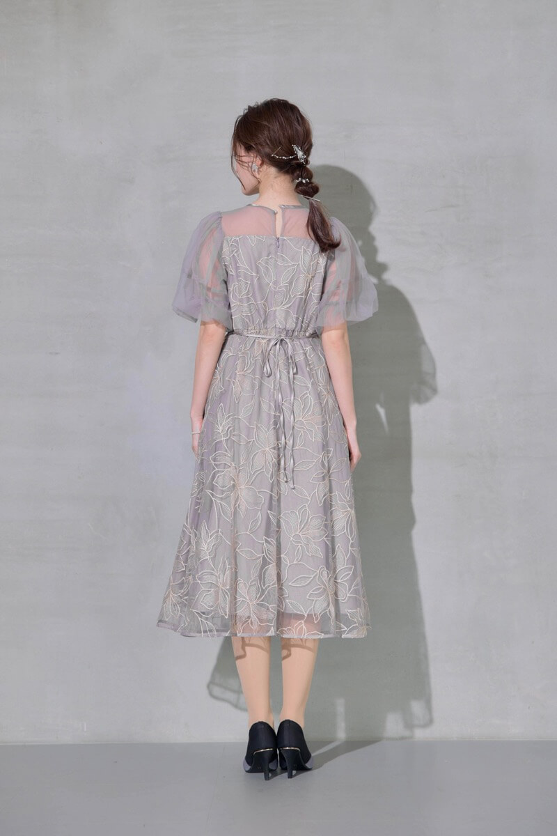 グレーのリリーパターンレースドレスの商品画像4