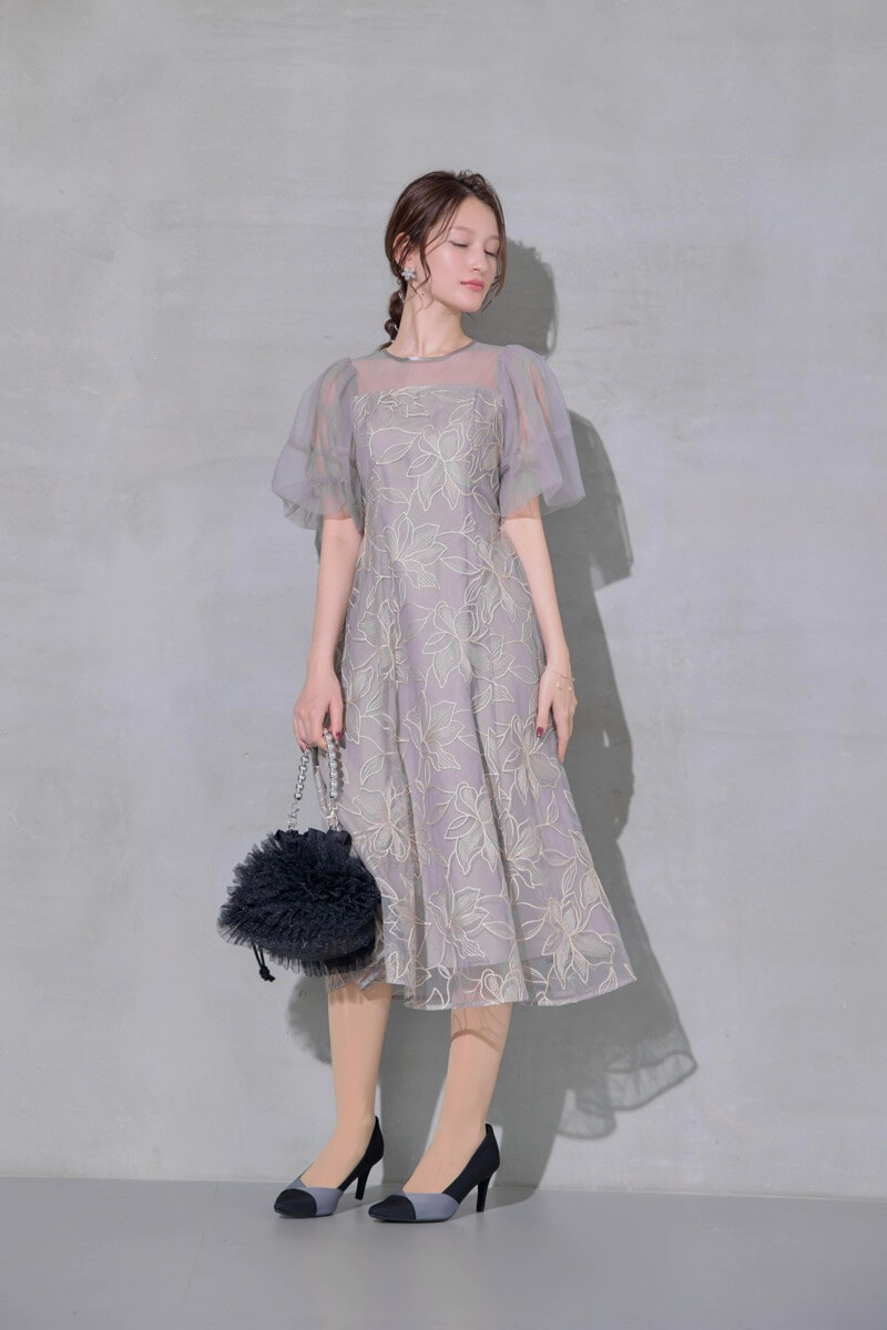 グレーのリリーパターンレースドレスの商品画像8