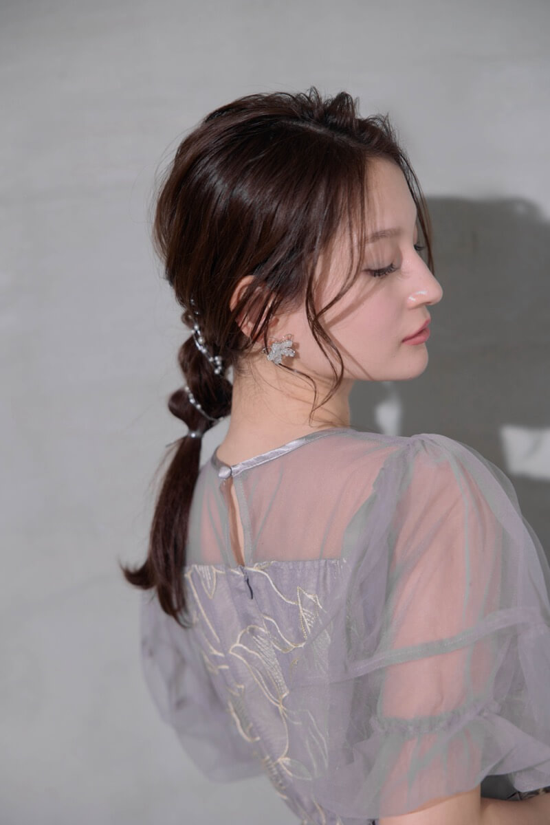 グレーのリリーパターンレースドレスの商品画像9