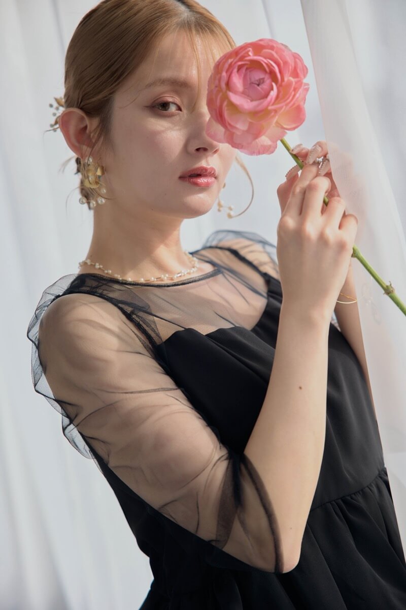 ブラックのペプラムドレスの商品画像1