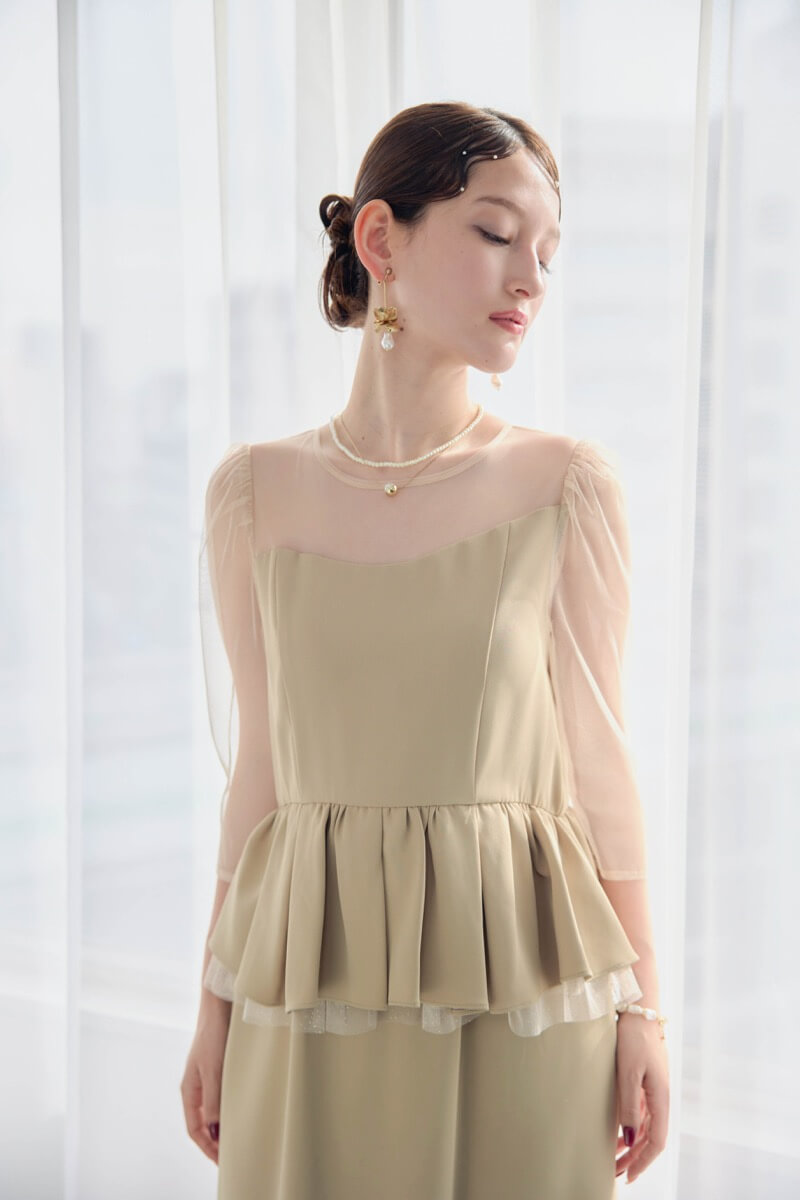 ベージュのペプラムドレスの商品画像1