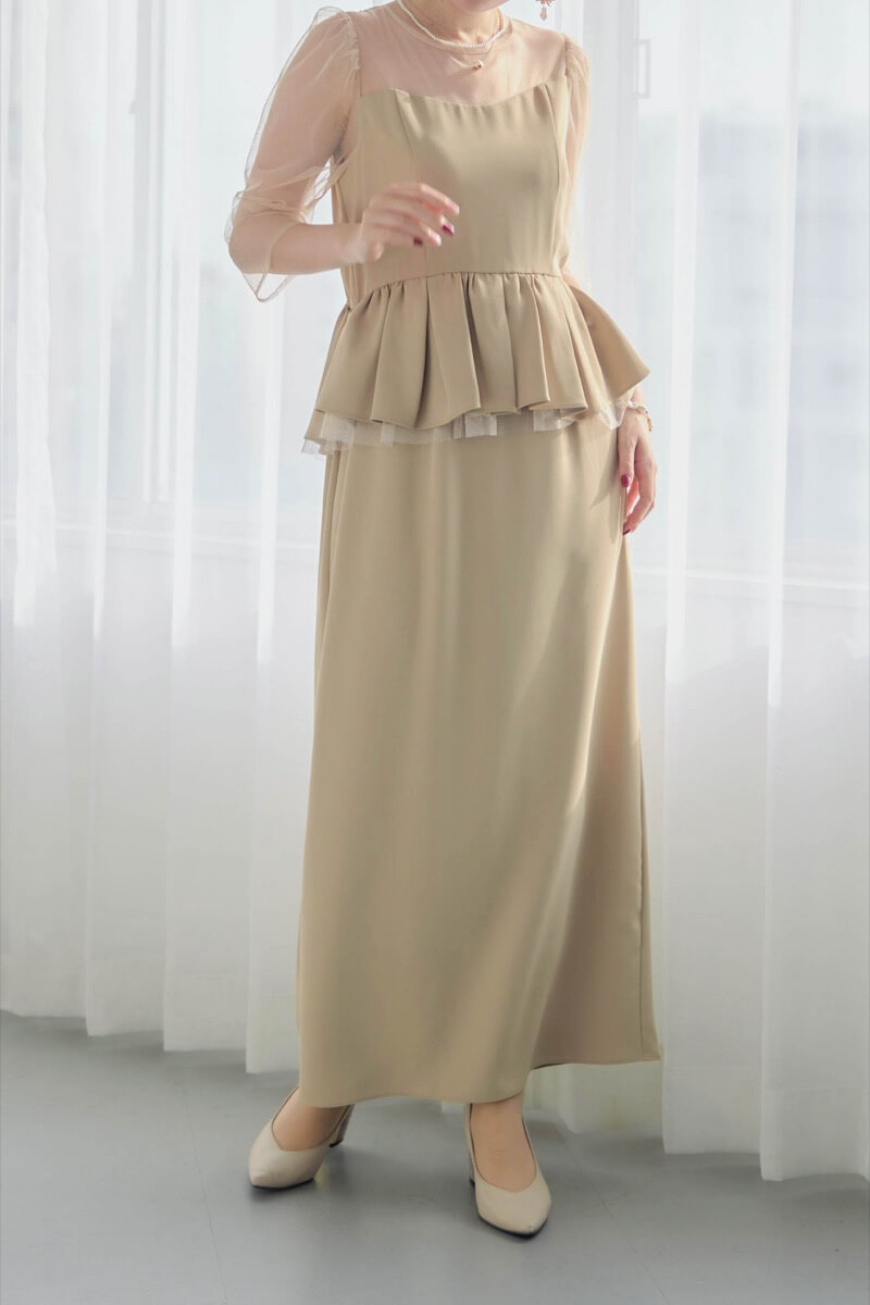 ベージュのペプラムドレスの商品画像10