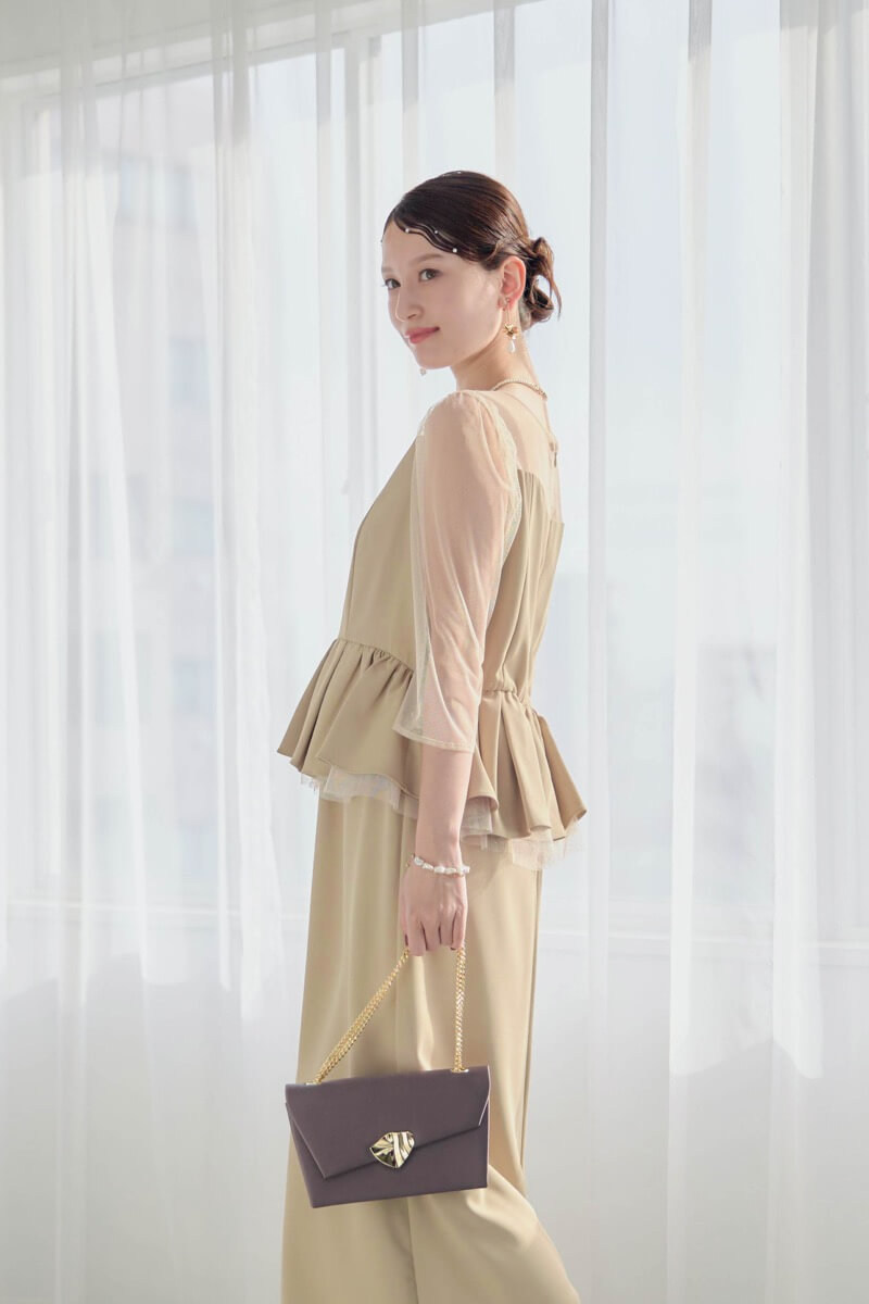 ベージュのペプラムドレスの商品画像11
