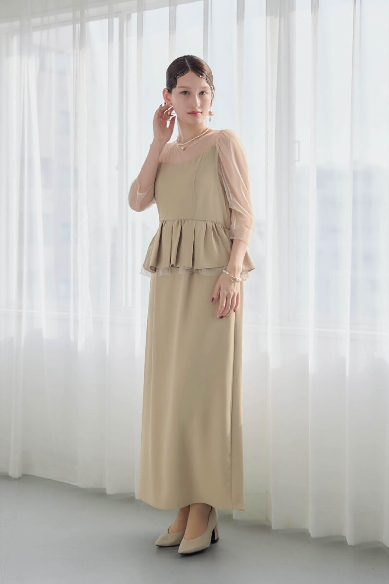 ベージュのペプラムドレスの商品画像12
