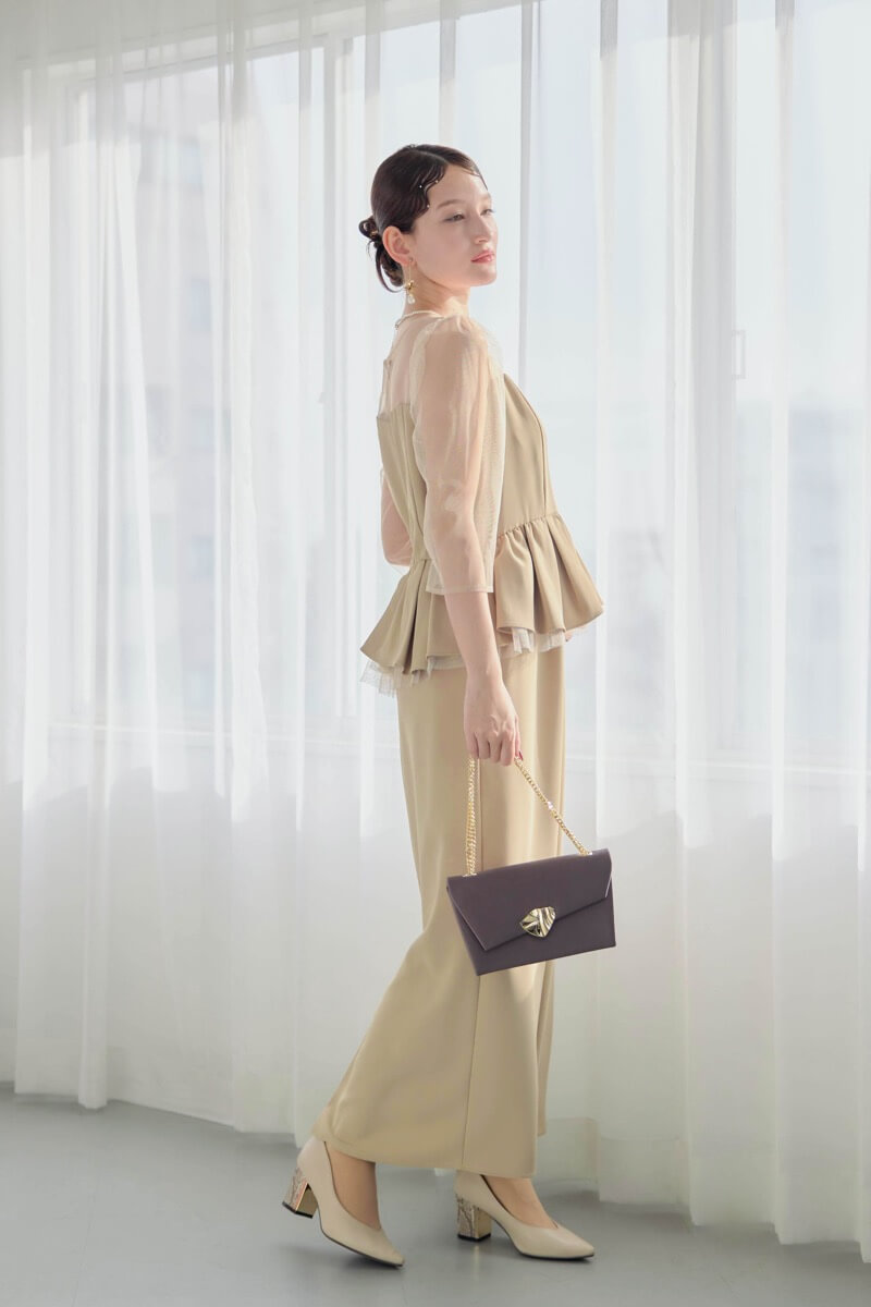 ベージュのペプラムドレスの商品画像14