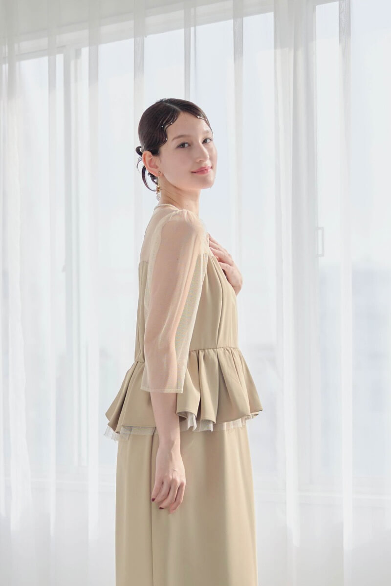 ベージュのペプラムドレスの商品画像15