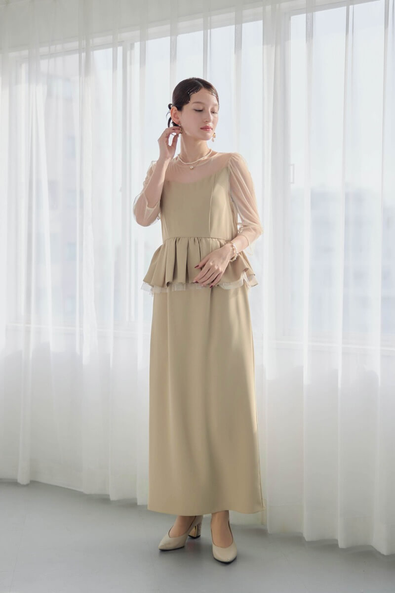ベージュのペプラムドレスの商品画像2