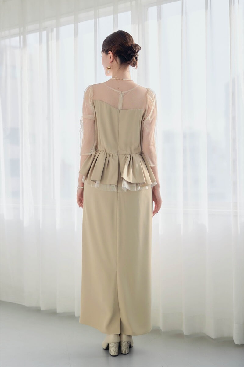 ベージュのペプラムドレスの商品画像4