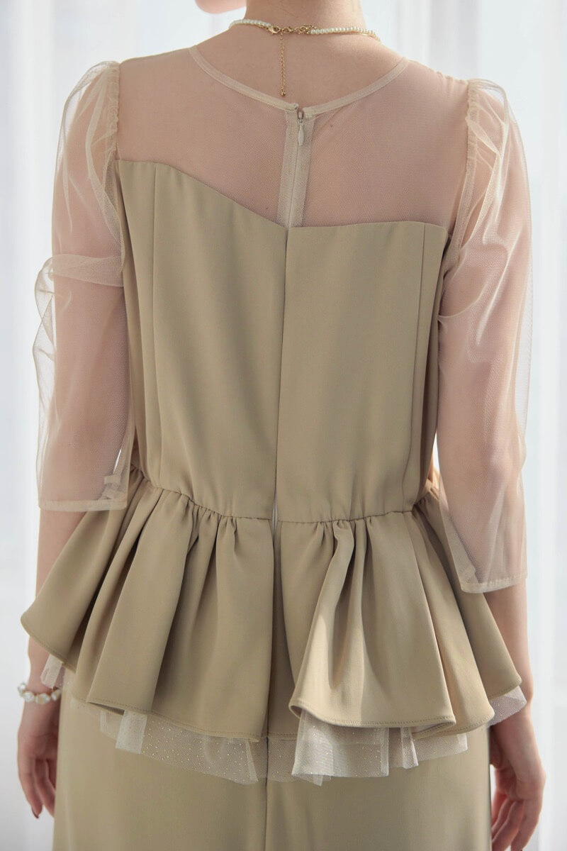 ベージュのペプラムドレスの商品画像6