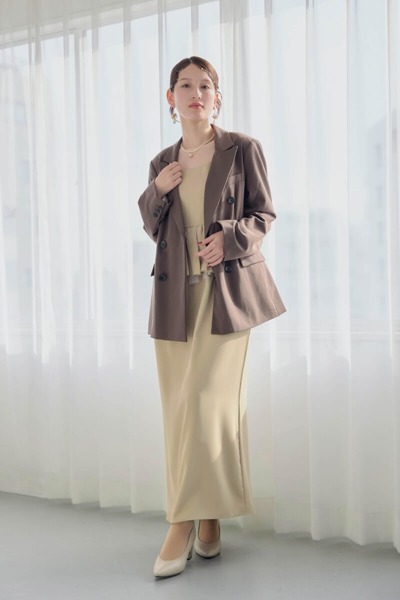 ベージュのペプラムドレスの商品画像8