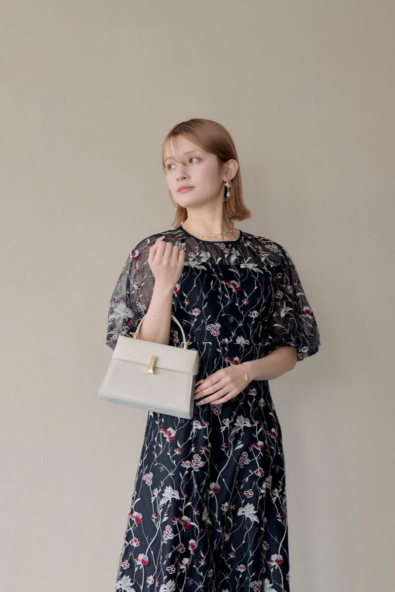 ブラックのフローラル刺繍シアードレスの商品画像11