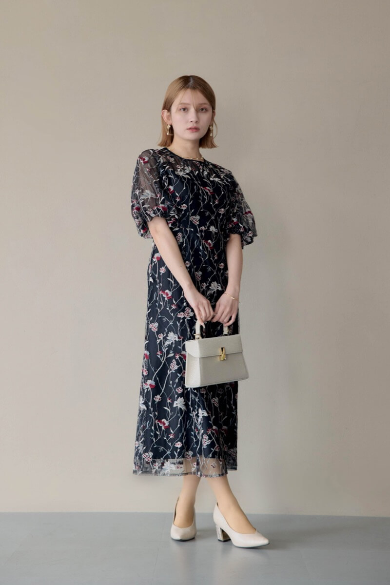 ブラックのフローラル刺繍シアードレスの商品画像12