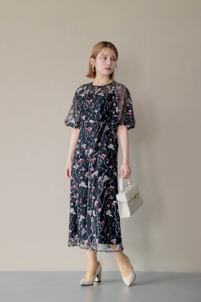 ブラックのフローラル刺繍シアードレスの商品画像13