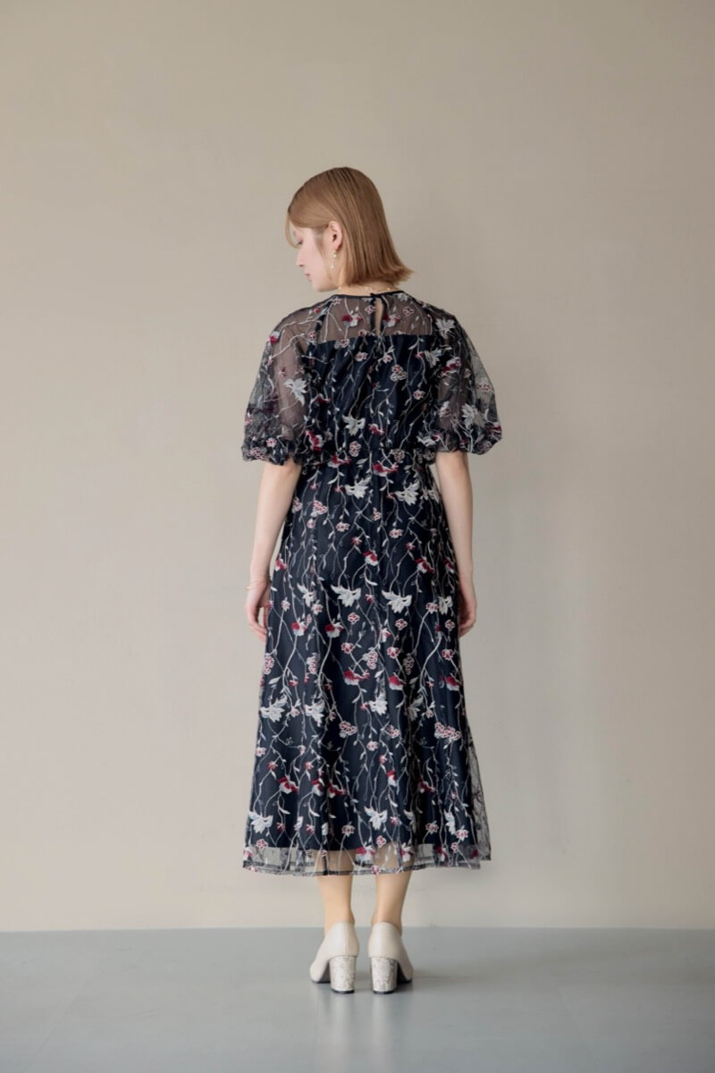 ブラックのフローラル刺繍シアードレスの商品画像4