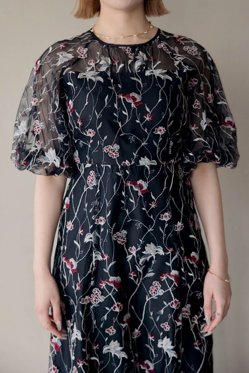ブラックのフローラル刺繍シアードレスの商品画像5