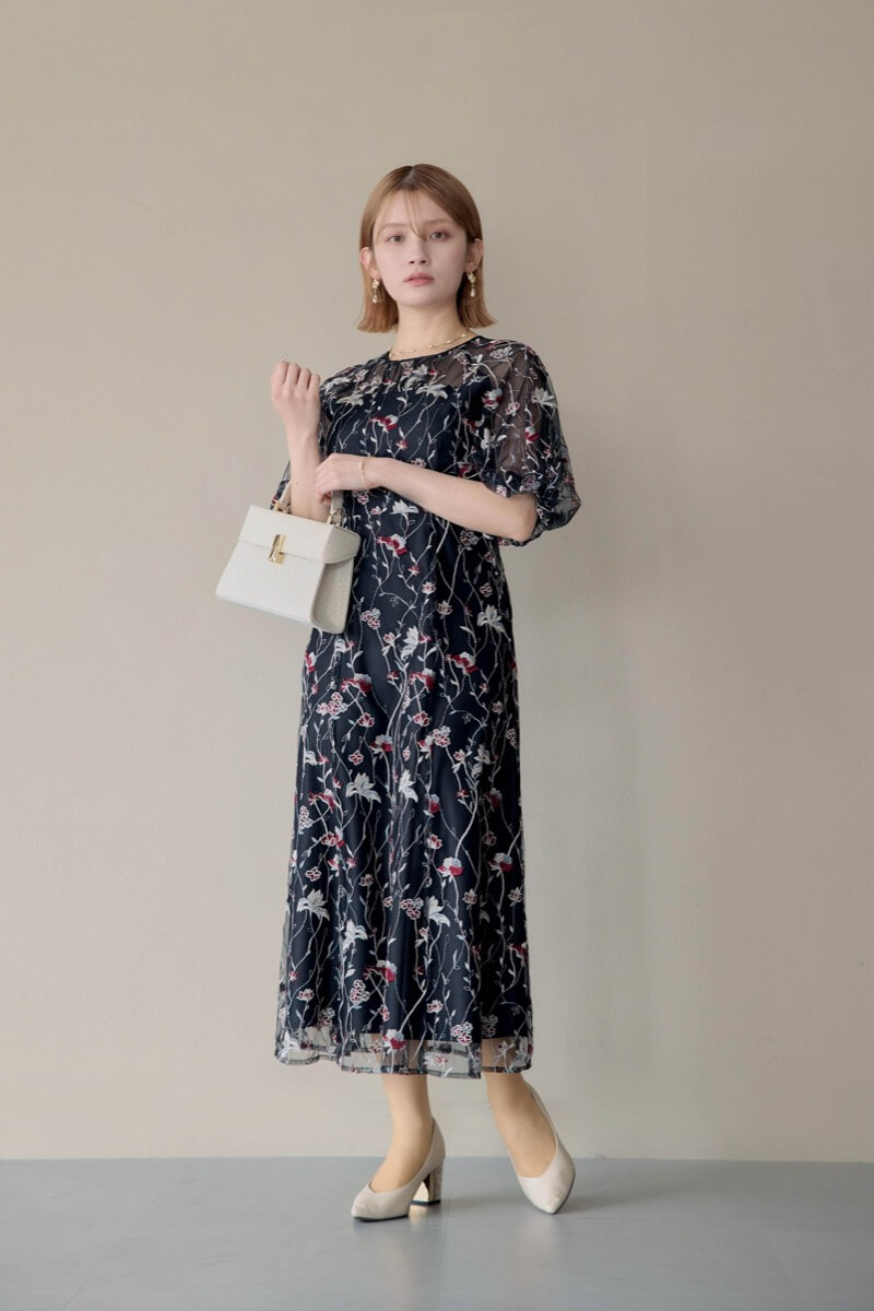 ブラックのフローラル刺繍シアードレスの商品画像8
