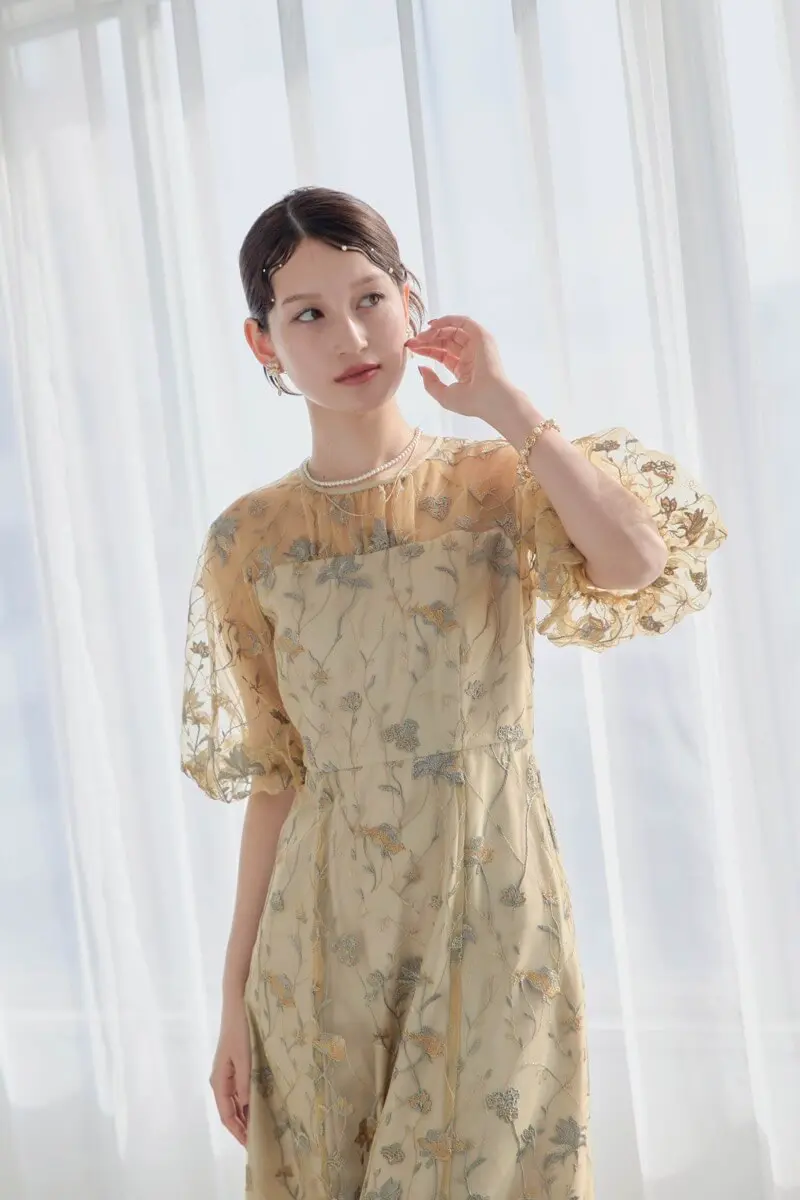 イエローのフローラル刺繍シアードレス | metoi | M | 結婚式