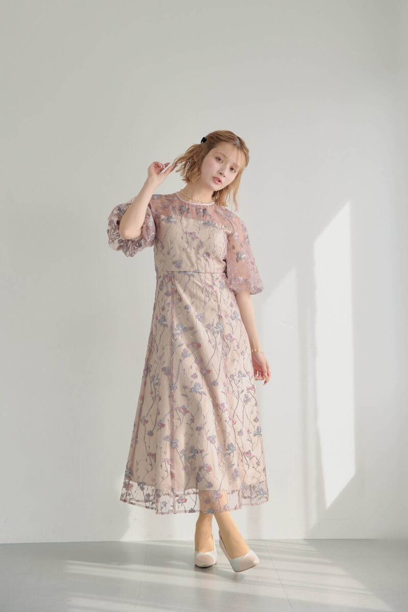 ピンクのフローラル刺繍シアードレスの商品画像1