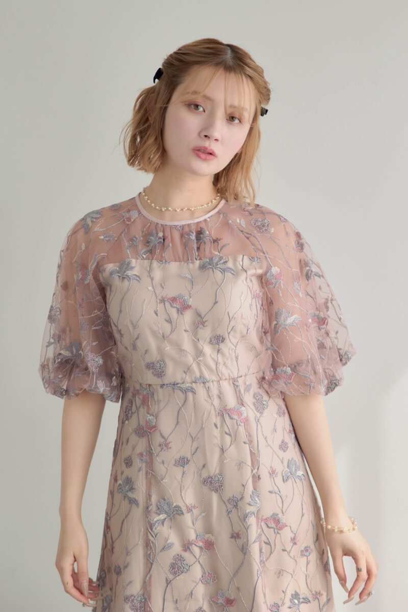 ピンクのフローラル刺繍シアードレスの商品画像11