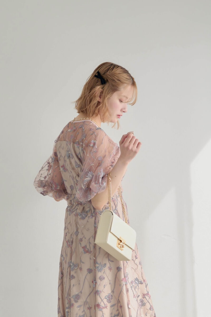 ピンクのフローラル刺繍シアードレスの商品画像13