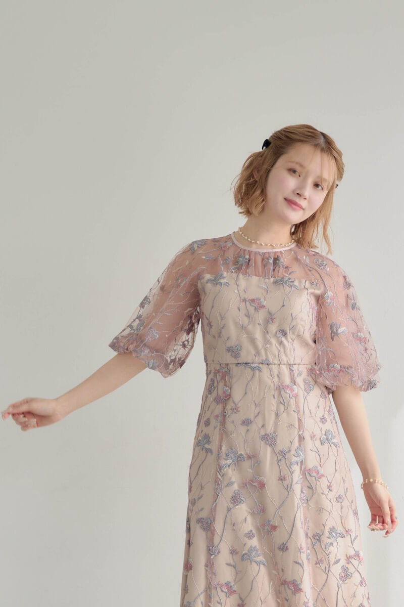 ピンクのフローラル刺繍シアードレスの商品画像15