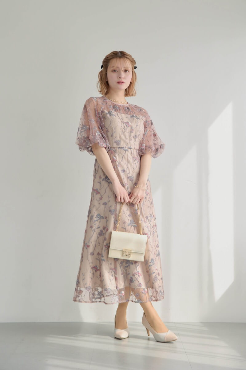 ピンクのフローラル刺繍シアードレスの商品画像2