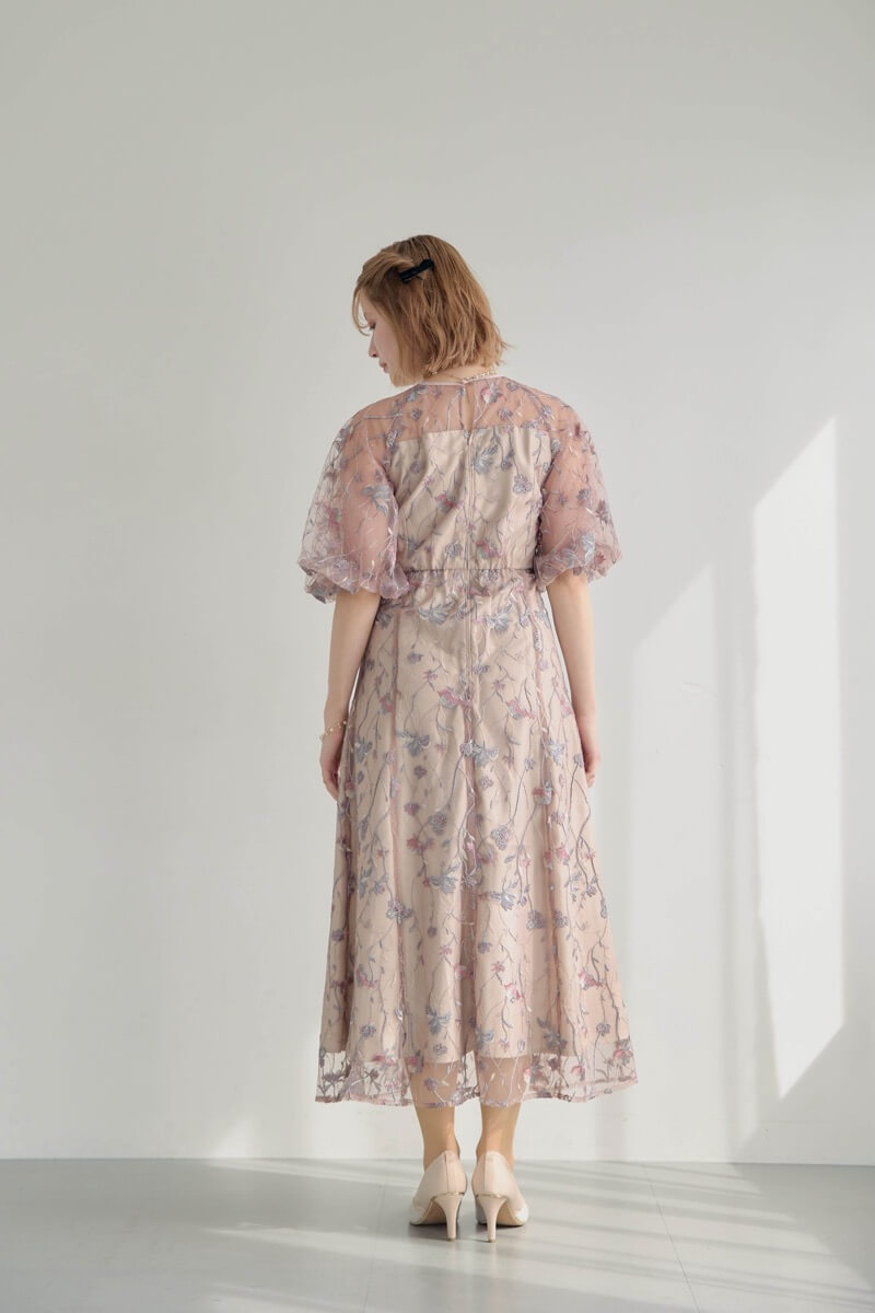 ピンクのフローラル刺繍シアードレスの商品画像4