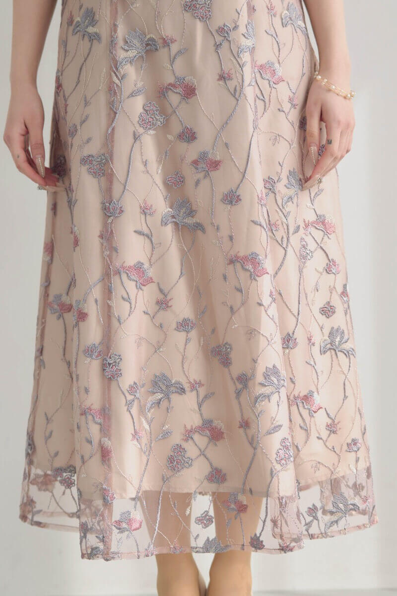 ピンクのフローラル刺繍シアードレスの商品画像7