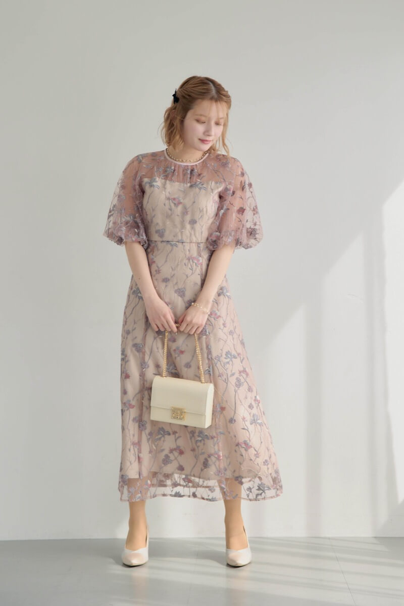 ピンクのフローラル刺繍シアードレスの商品画像8