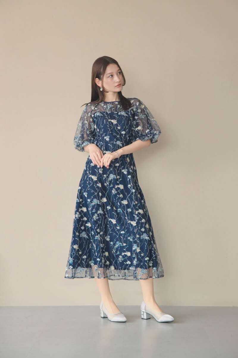 ネイビーのフローラル刺繍シアードレスの商品画像1