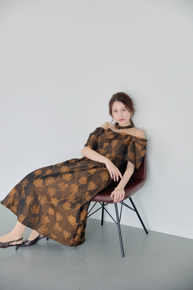 ブラウンのフラワージャガードフレアドレスの商品画像1