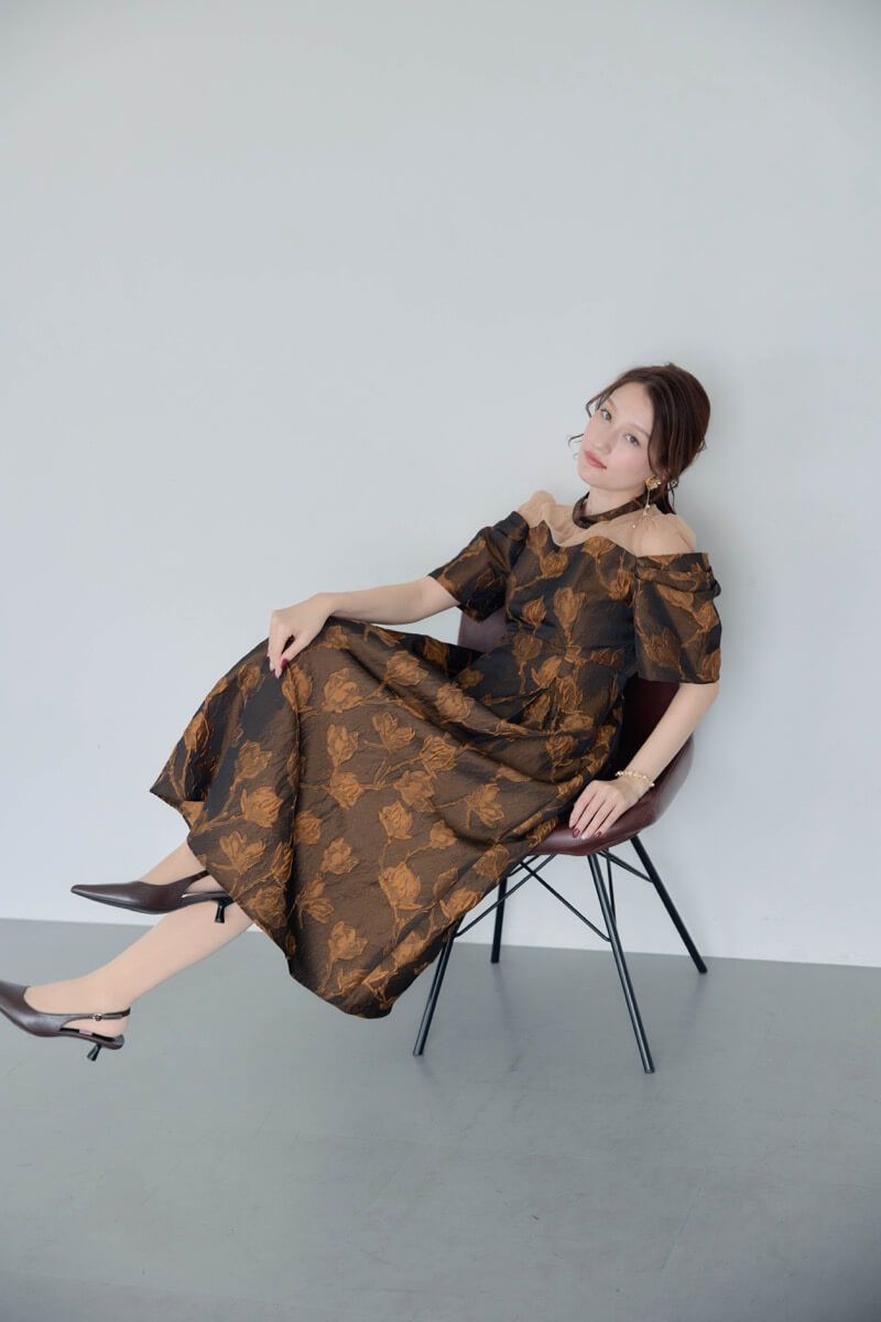 ブラウンのフラワージャガードフレアドレスの商品画像15