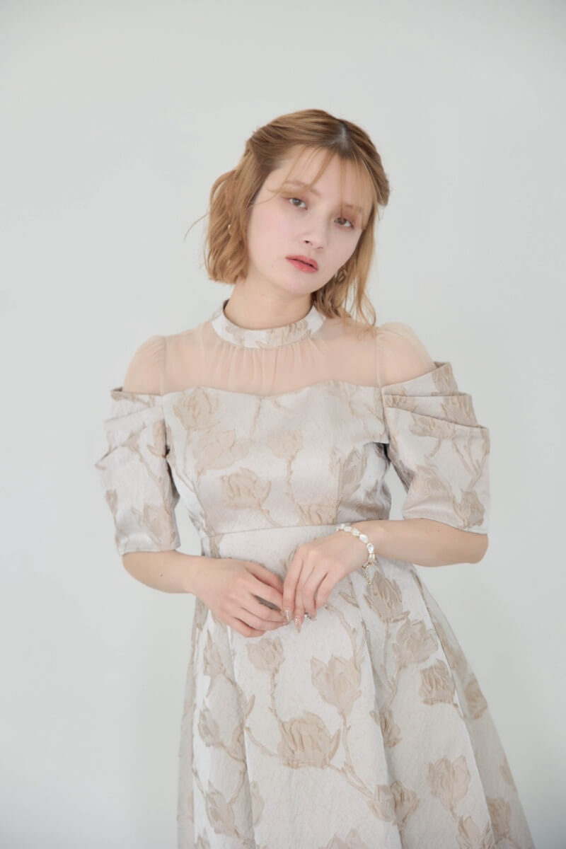 ベージュのフラワージャガードフレアドレスの商品画像1