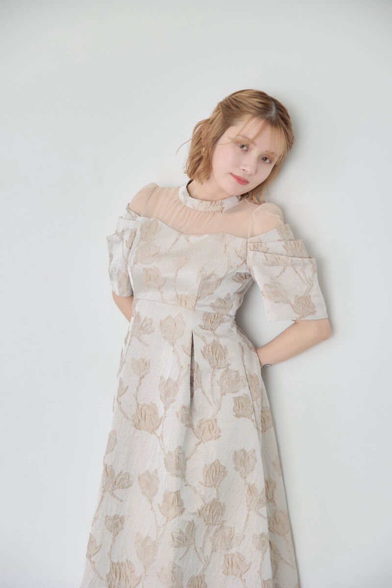 ベージュのフラワージャガードフレアドレスの商品画像13