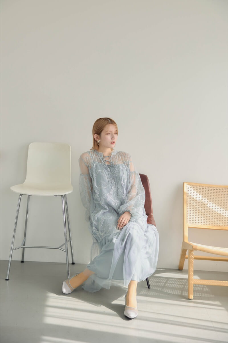 グレーのリボンエンブロイダリーレイヤードドレスの商品画像1